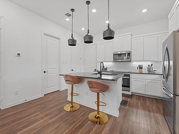 3rd image of 7562 Edgeware Rd