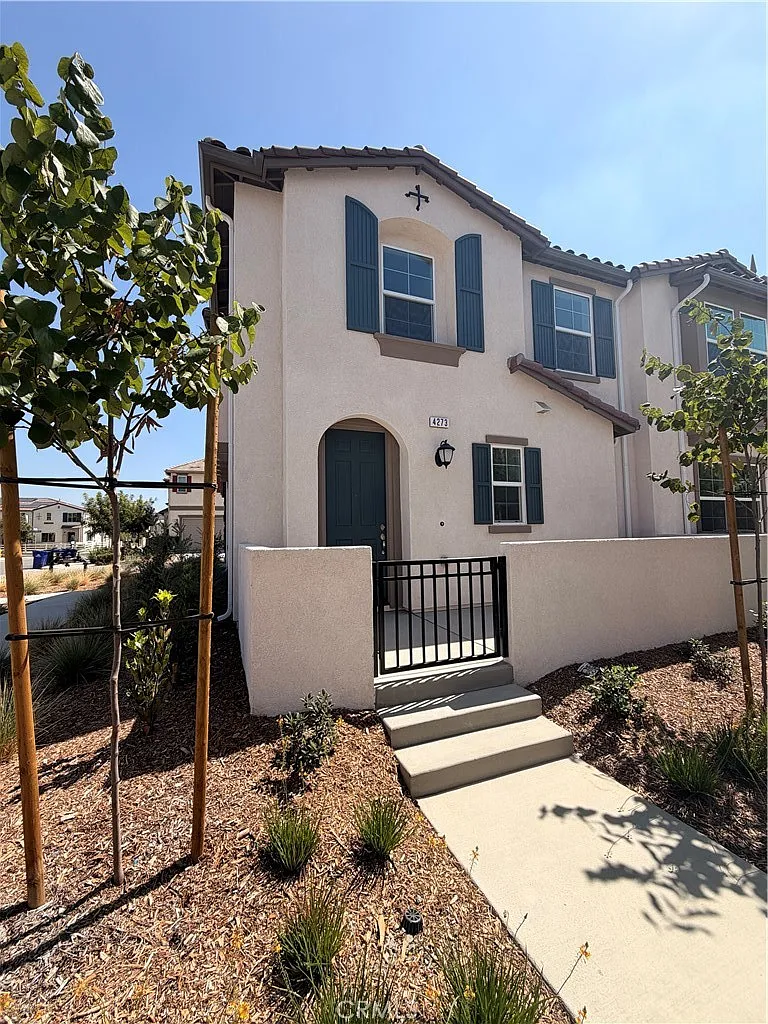 3 bed, 1644 sqft, $3,500 — Photo 2