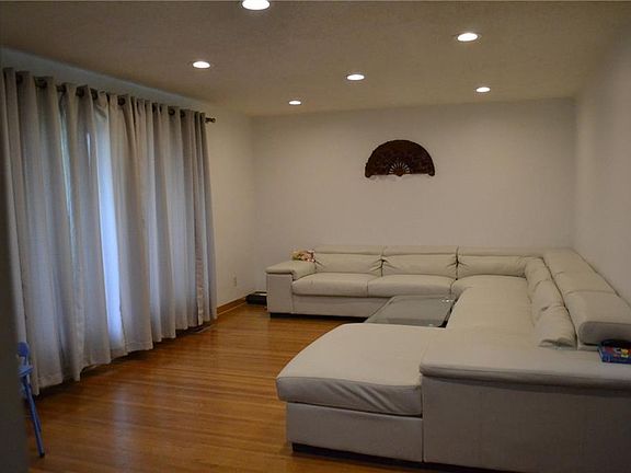 3rd image of 6 Vern Ln