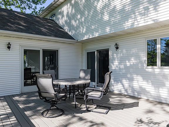 Private Deck area makes a great Spot for morning Coffee!