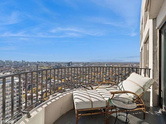 3rd image of 2020 N Lincoln Park W APT 36L
