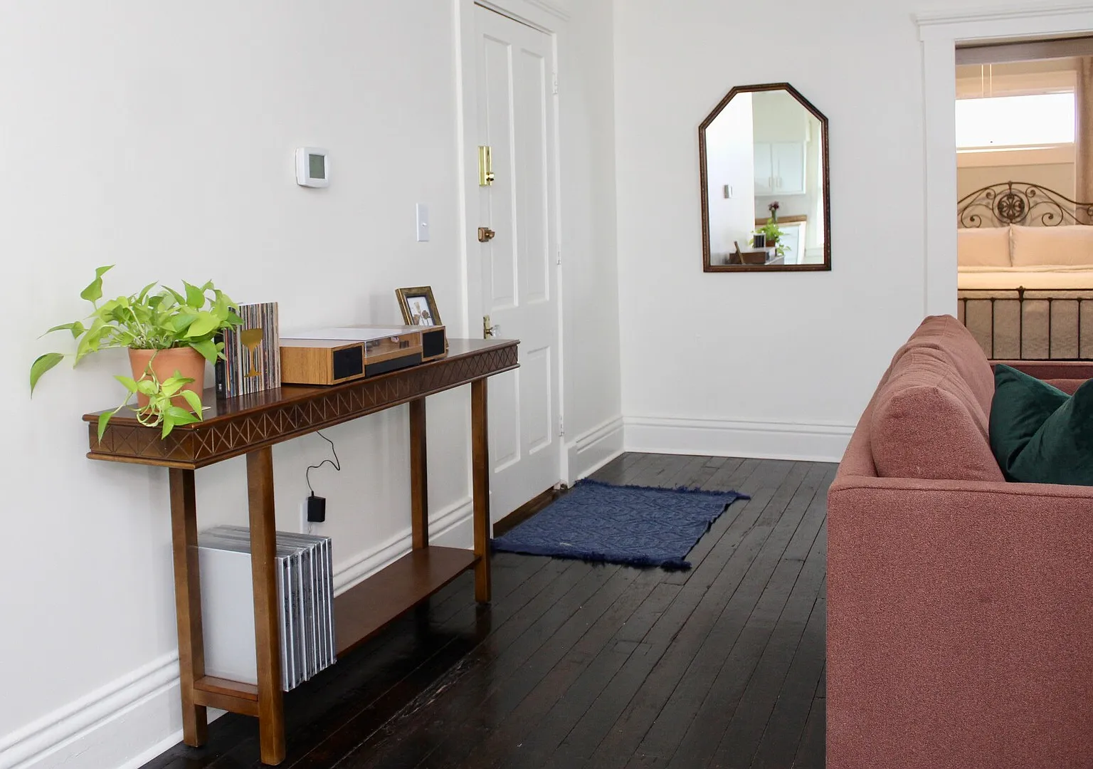2BR/2BA Charming Bluebird Duplex Near Everything, Stylish Comfort — Photo 4