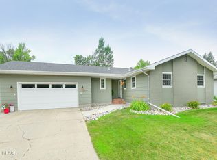 3414 Cherry Lynn Dr, Grand Forks, ND 58201
