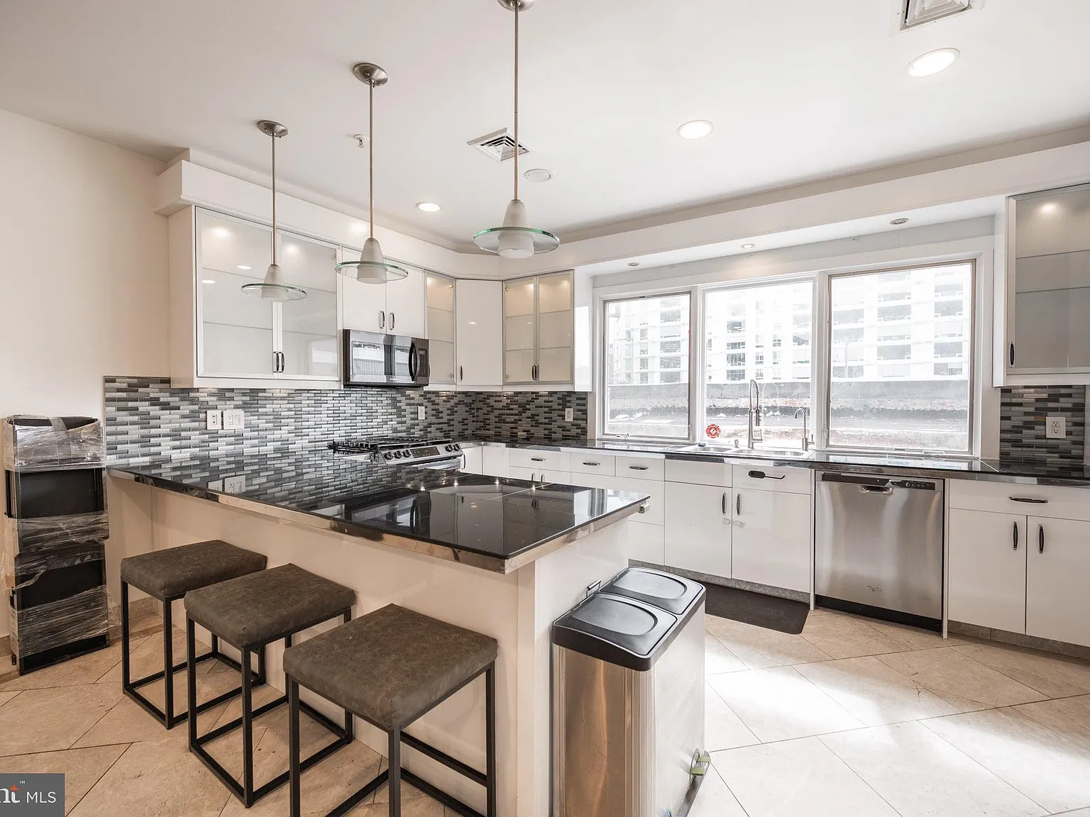 3 bed, 2.5 bath, 2700 sqft, $3,995 — Photo 3