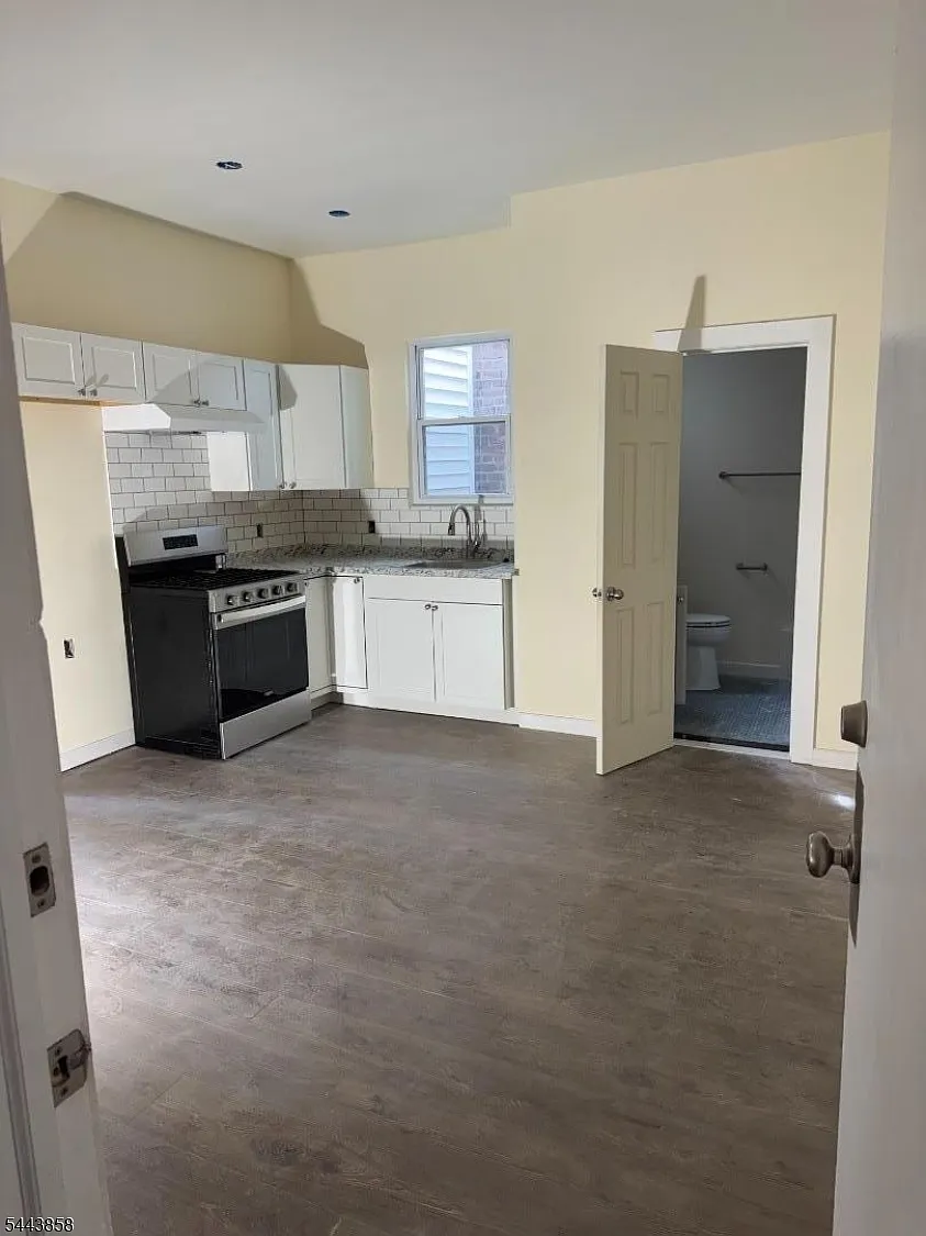 2 bed, 1.0 bath, $2,100 — Photo 4