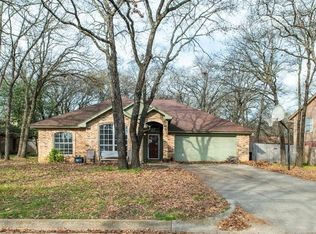 637 Inwood Rd, Azle, TX 76020