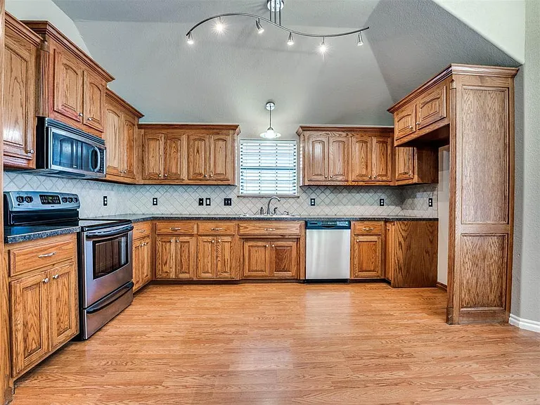 1209 Stoneridge Dr — Photo 28