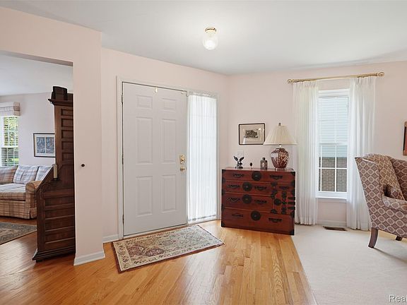 4th image of 668 Shady Maple Dr