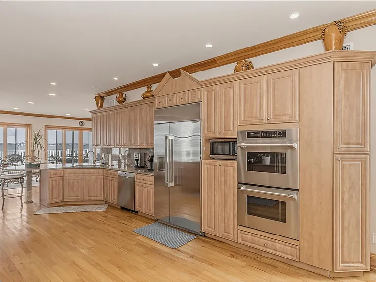 672 Dune Rd — Photo 13
