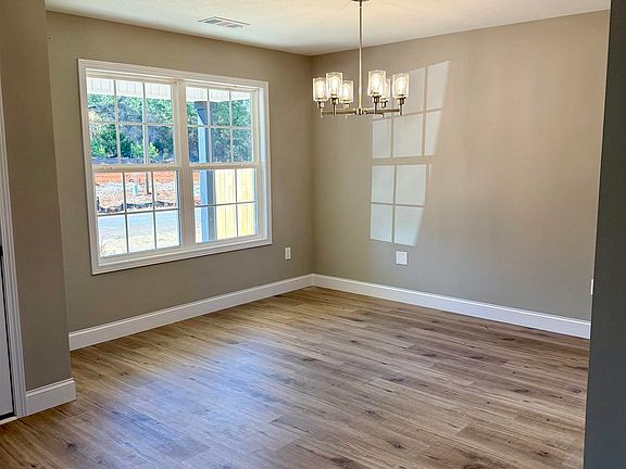 3rd image of 206 Sutton Dr