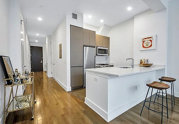 5th image of 321 W 37th St APT 4C