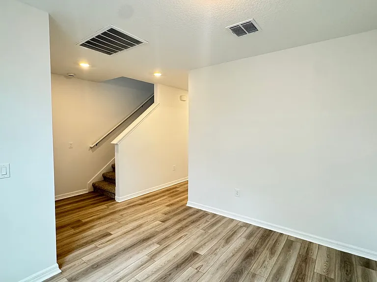 2401 White Tail St — Photo 7