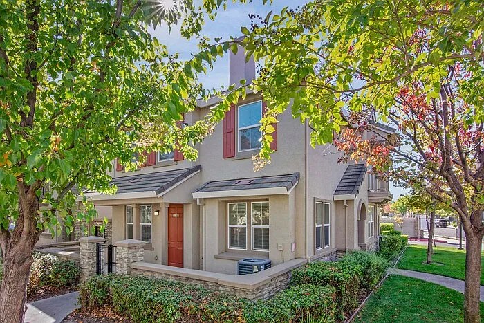 3 bed, 3.0 bath, 1650 sqft, $2,200 — Photo 2