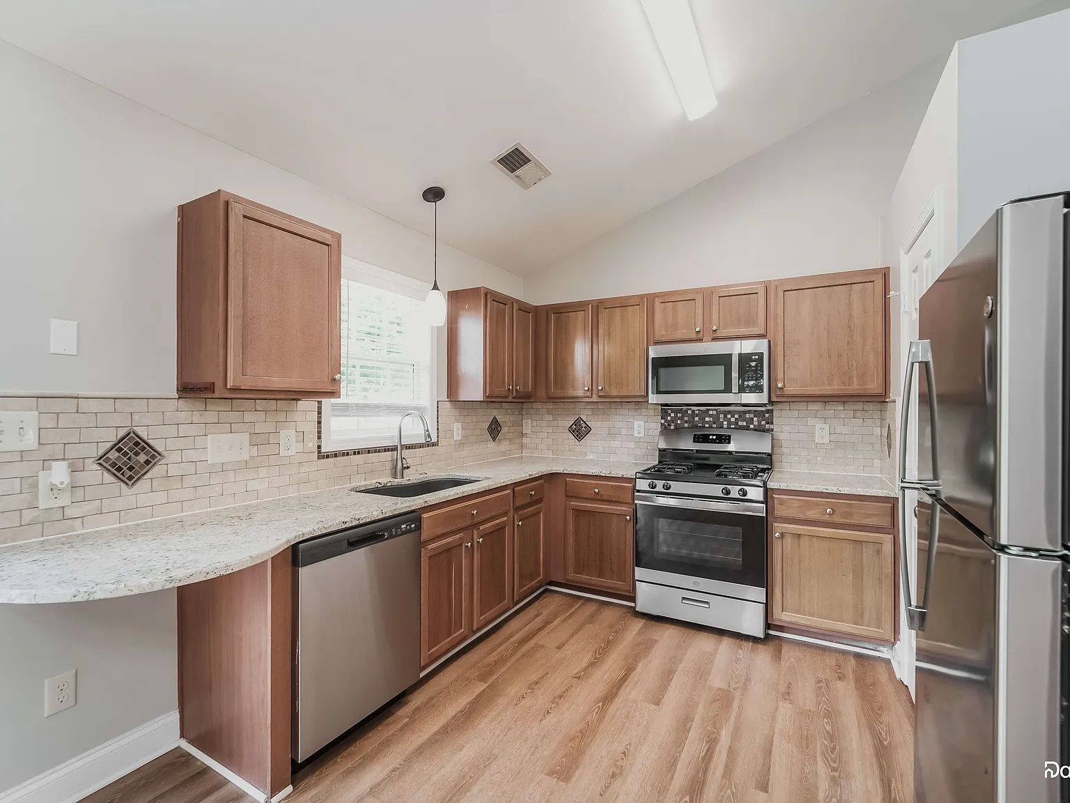 3 bed, 2.0 bath, 1323 sqft, $2,065 — Photo 3