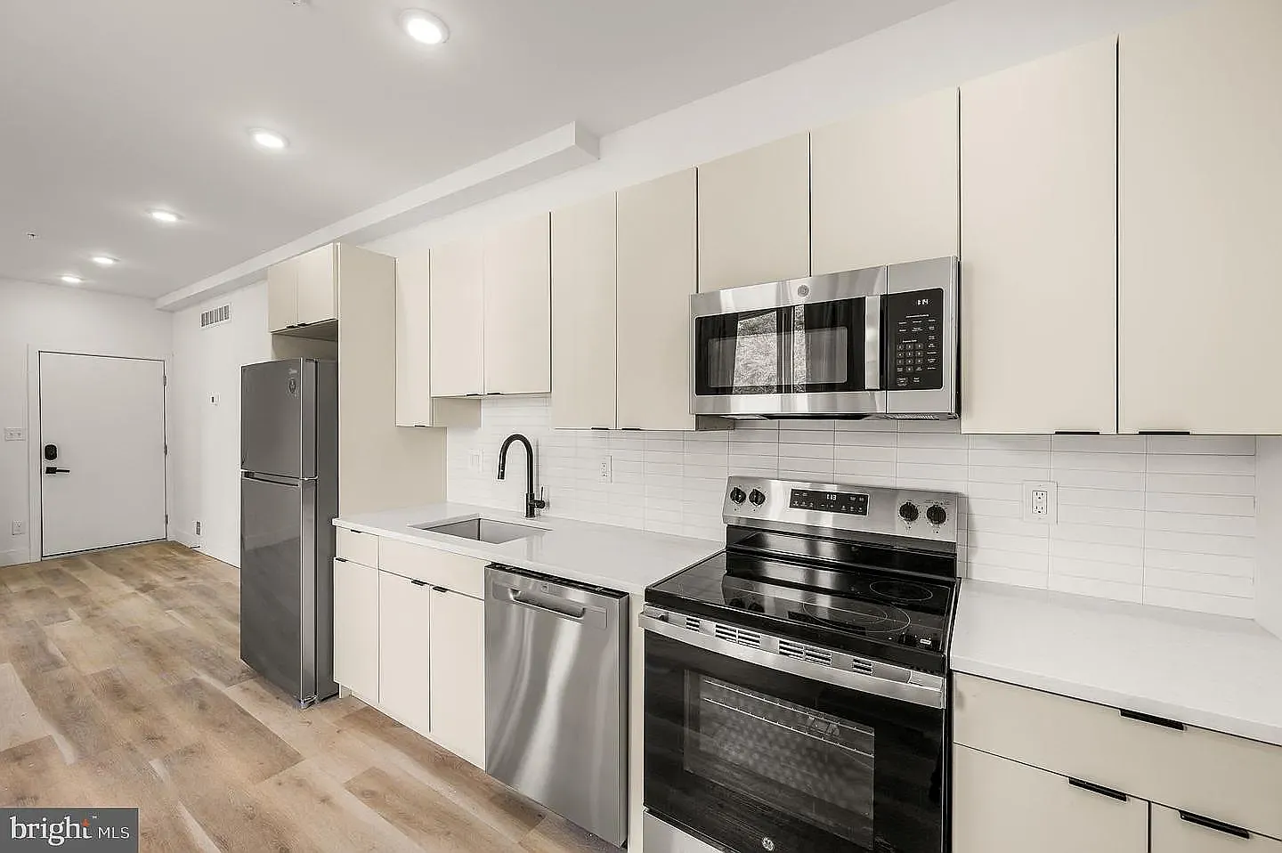 2 bed, 1.5 bath, 1124 sqft, $1,725 — Photo 1