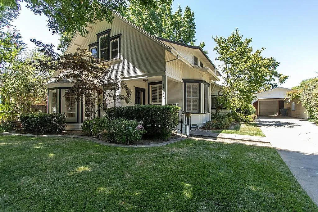 1129 College Ave photo 1