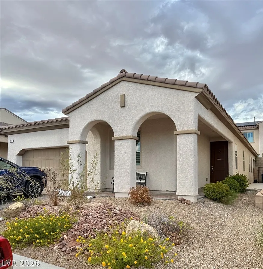 3 bed, 2.0 bath, 1739 sqft, $2,300 — Photo 1