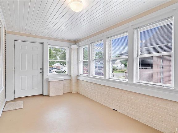 4th image of 1521 N Elm St