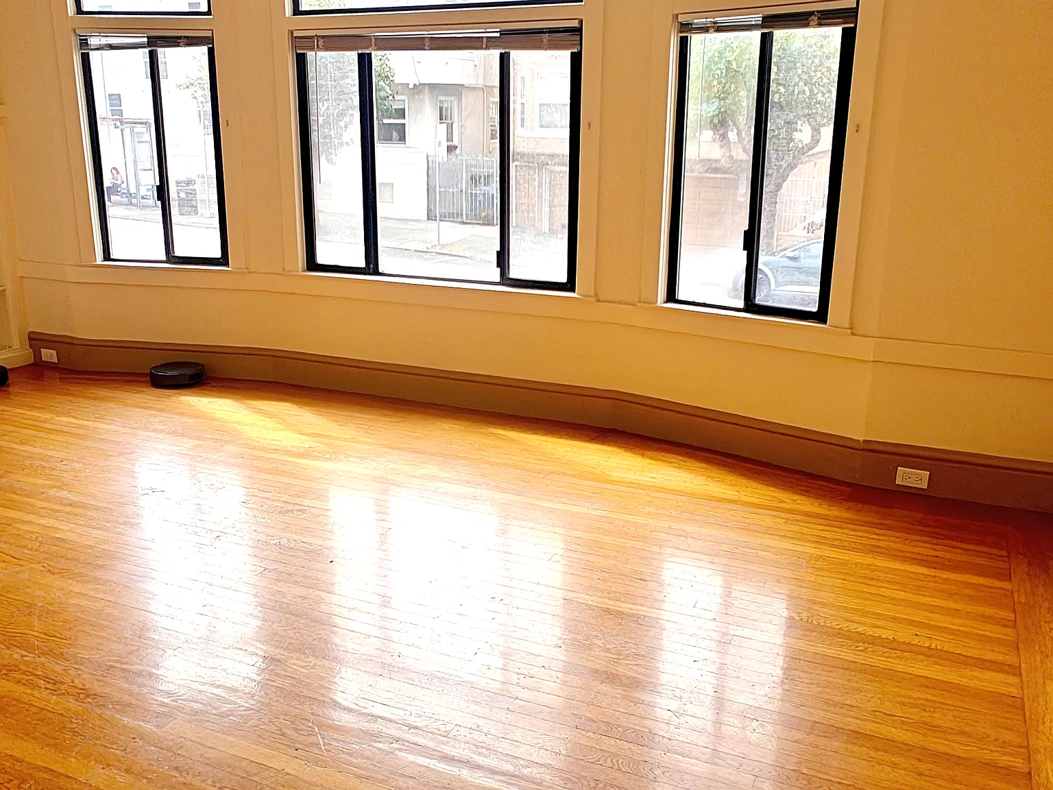 3 bed, 1.5 bath, 1600 sqft, $7,200 — Photo 3