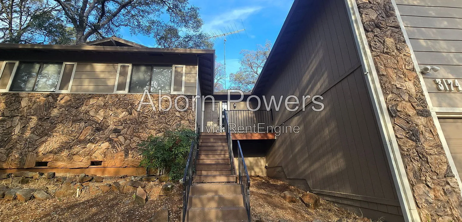 3 bed, 2.0 bath, 1600 sqft, $3,395 — Photo 2