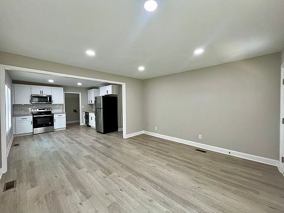 3rd image of 812 Evening Shade Ln