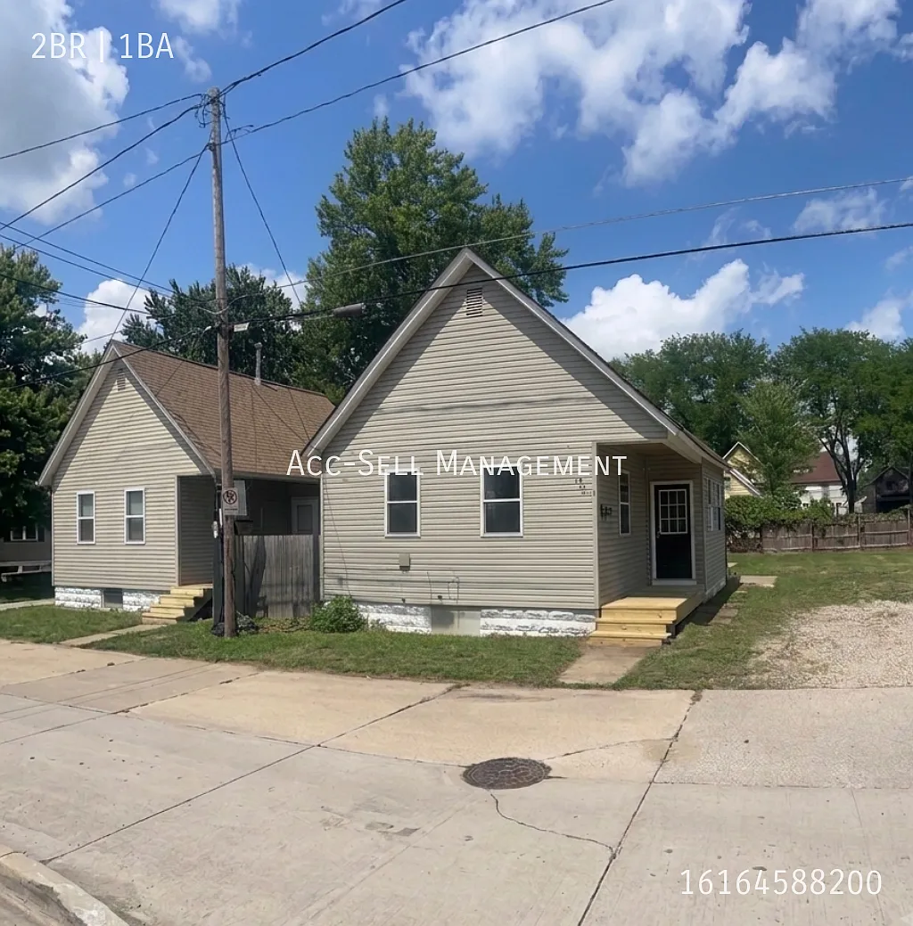 Beautiful 2BR/1BA Home near Downtown GR at 17 Mathews NE, Grand Rapids, MI 49505 — Photo 1