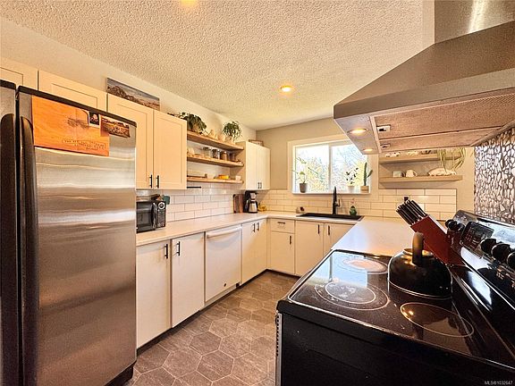 4th image of 413 Cedar Cres