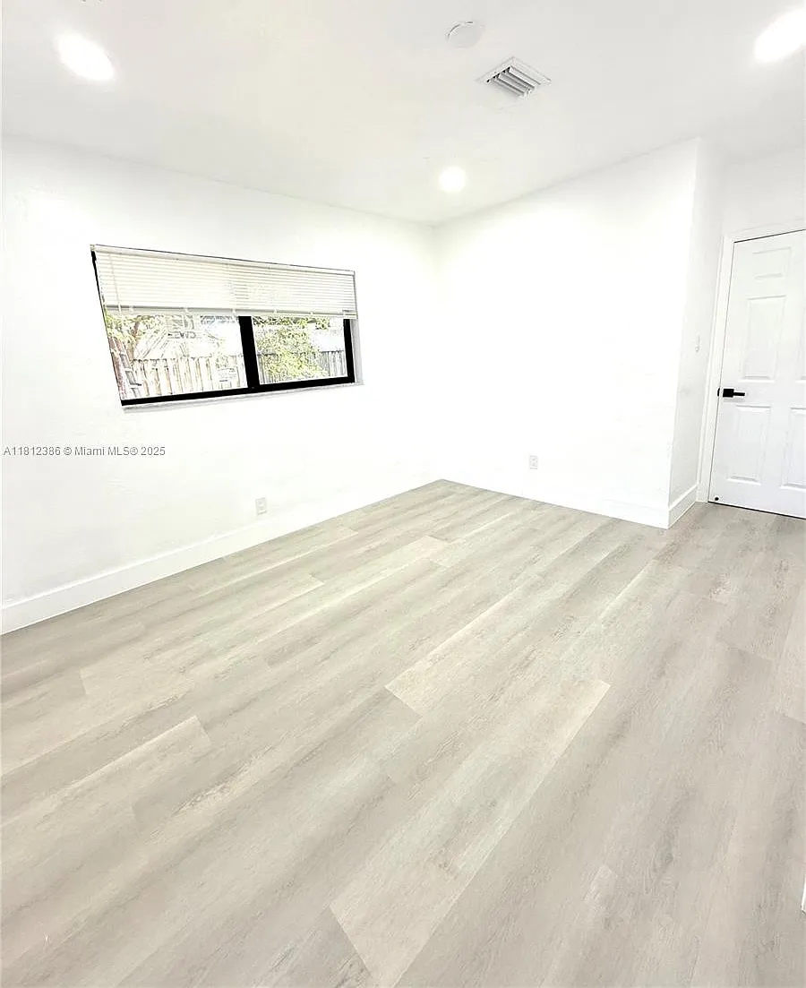 2 bed, 1.0 bath, 2543 sqft, $2,200 — Photo 4