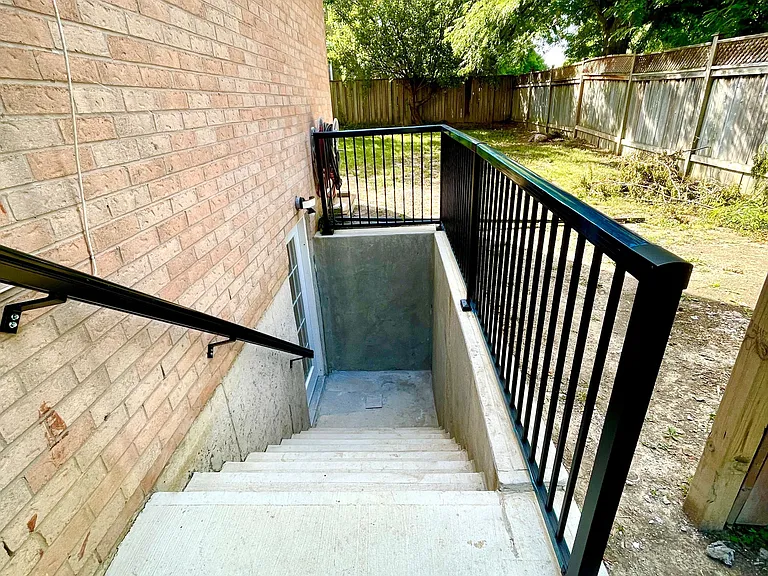 106 Vivians Cres #BASEMENT — Photo 2
