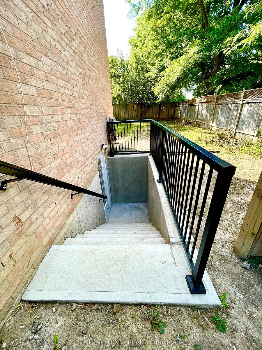 Building Photo - 106 Vivians Cres #BASEMENT
