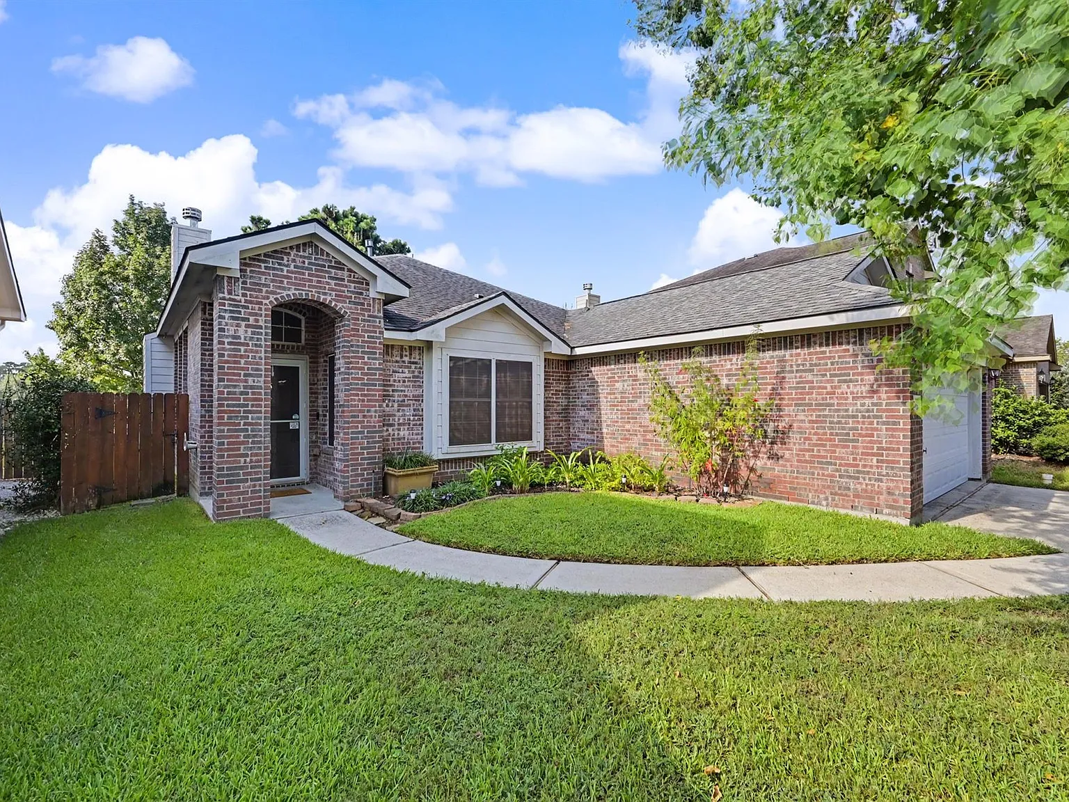 4 bed, 2.0 bath, 1712 sqft, $2,200 — Photo 2