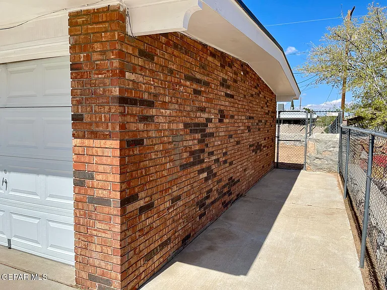 4917 Royal Dr — Photo 4
