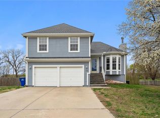 820 River Dr, Edwardsville, KS 66111