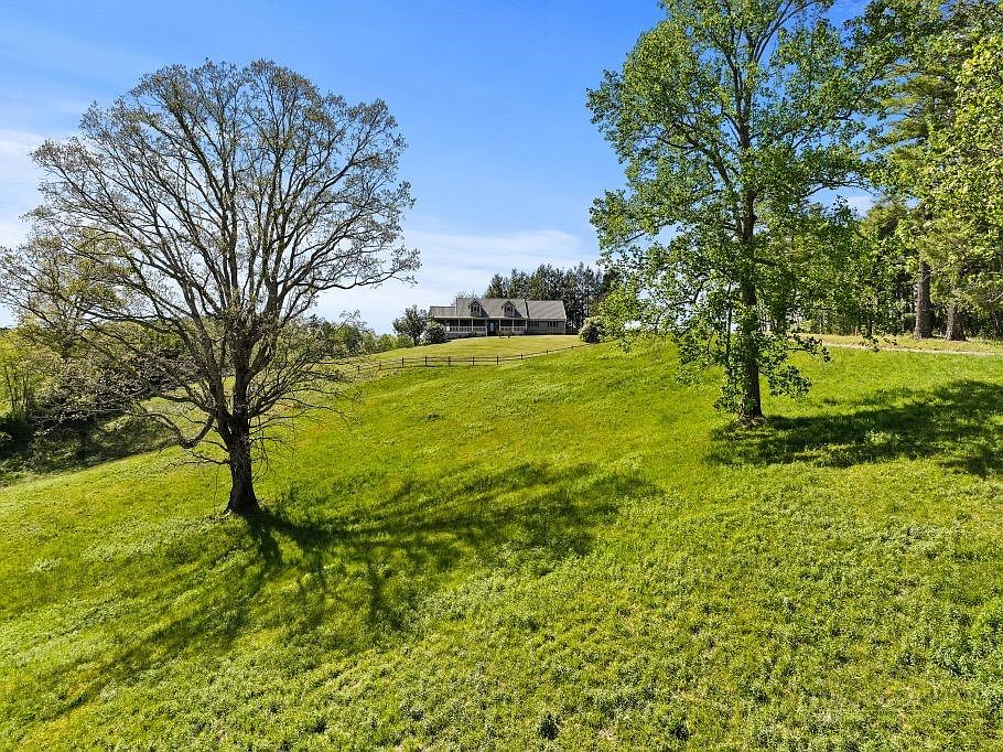 1st image of 121 Shady Oaks Lane