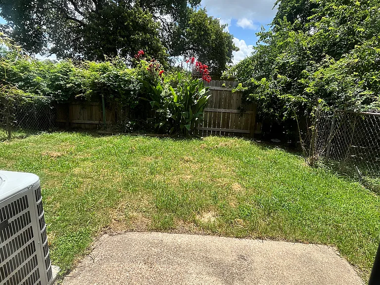 808 Navarro Dr #B — Photo 17