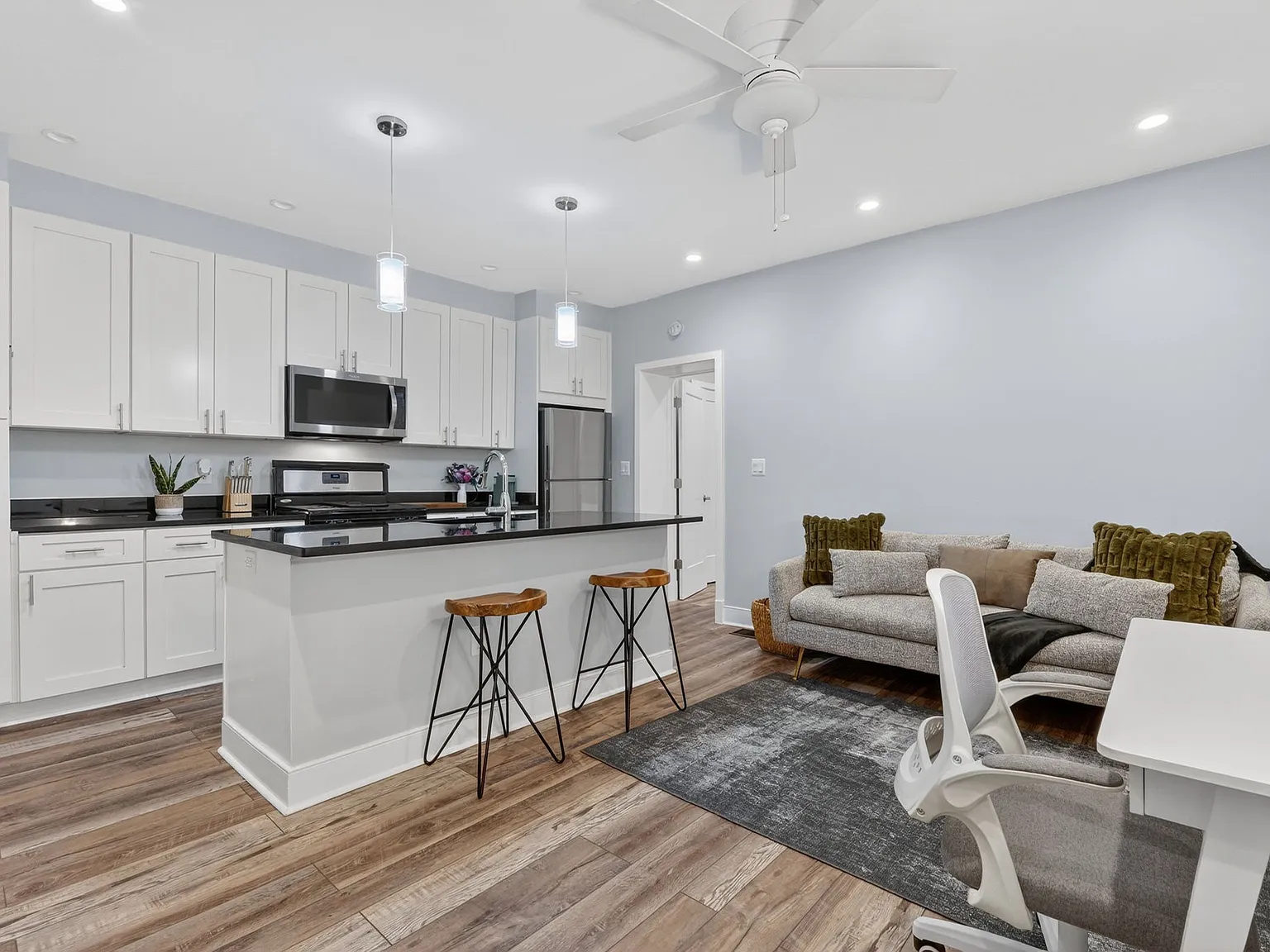 2 bed, 755 sqft, $2,800 — Photo 1