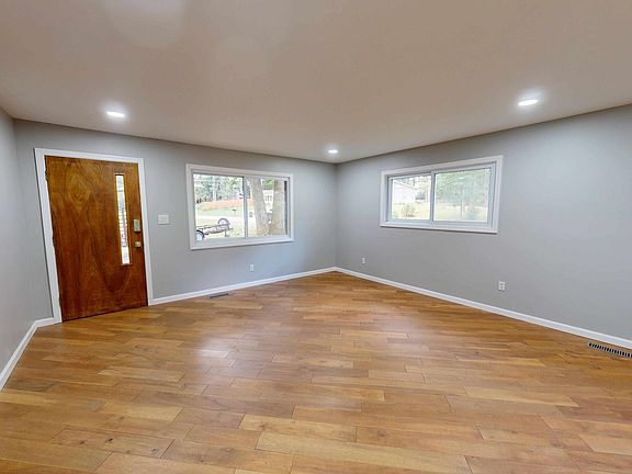 3rd image of 1886 N Oak Ln