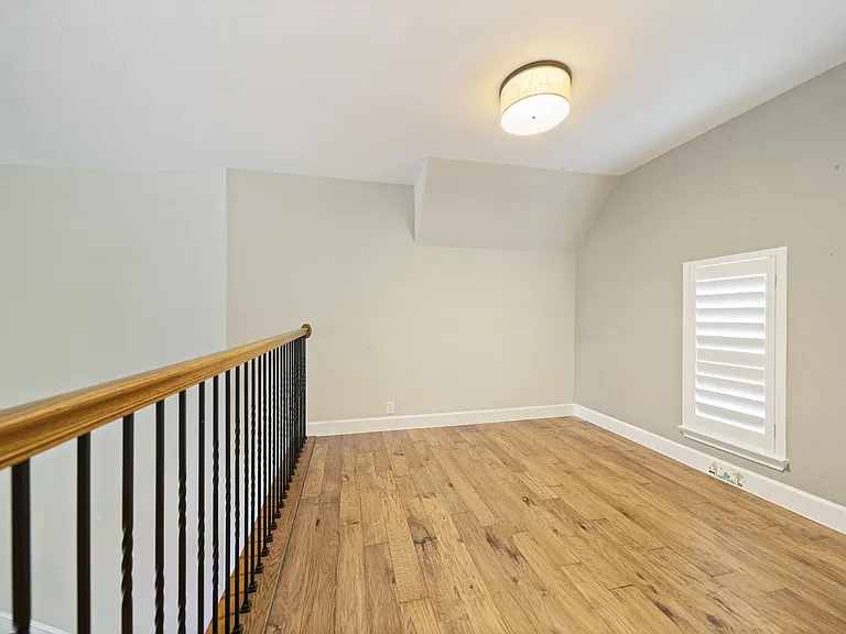 Sitting area off