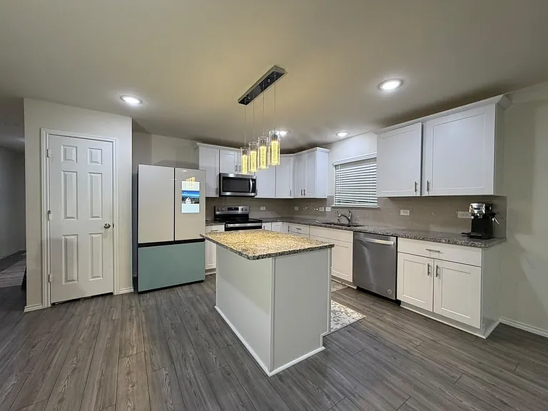 1028 Vernon Dr — Photo 2
