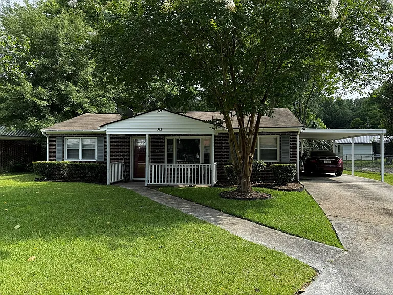 512 Eisenhower Dr — Photo 1