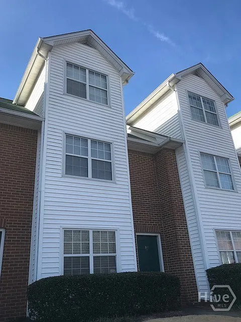 3 bed, 2.5 bath, 1325 sqft, $1,900 — Photo 1