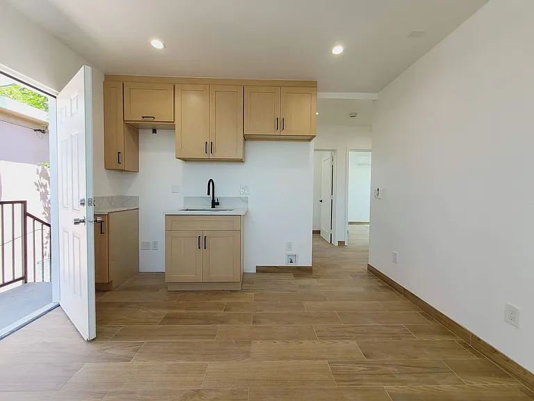 11818 S Main St — Photo 2