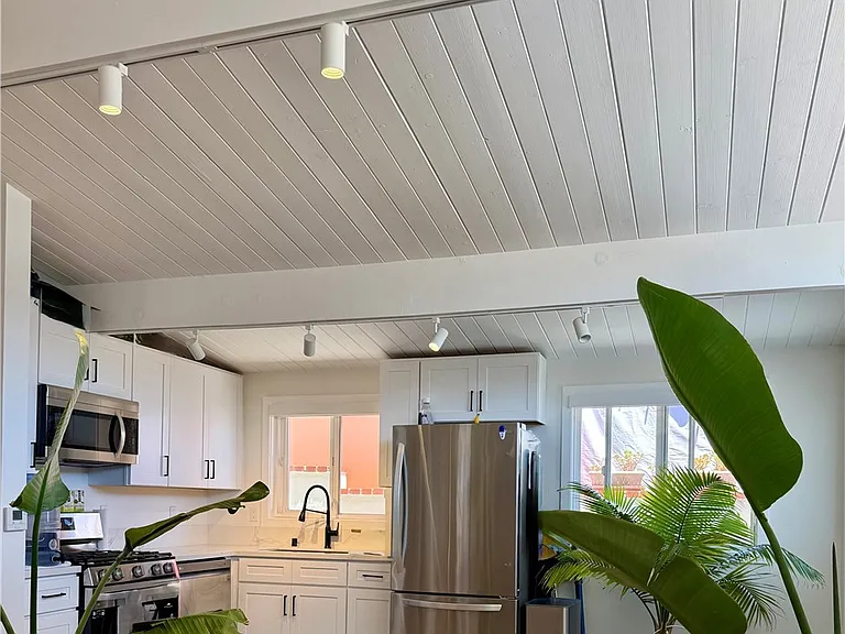 1140 W Balboa Blvd — Photo 3