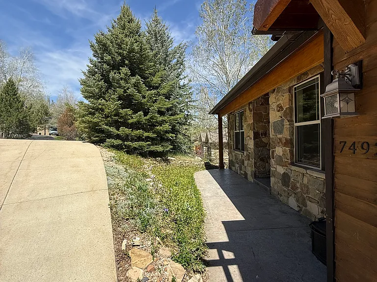 7492 Susans Cir — Photo 2