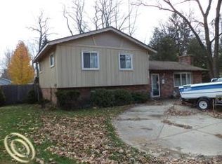 945 Oregon Blvd, Waterford, MI 48327