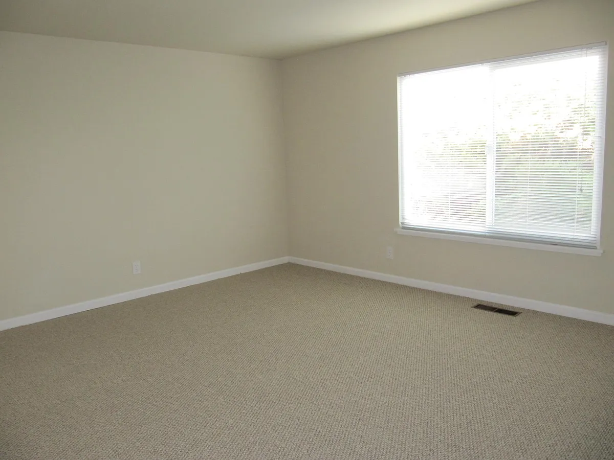 Building Photo - 2031 Ascot Dr #5