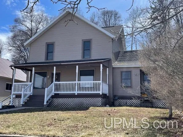 211 W Chocolay St, Munising, MI 49862