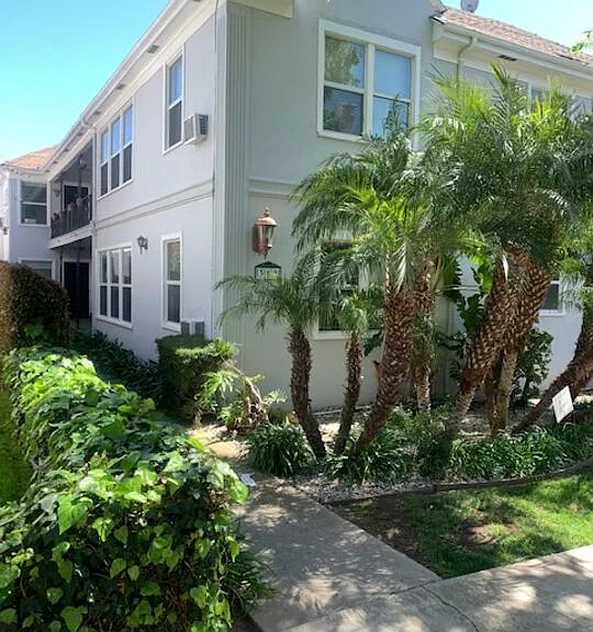 312 S Reeves Dr #A — Photo 1