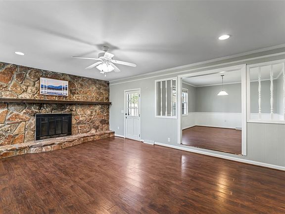 3rd image of 304 Stonehaven Dr