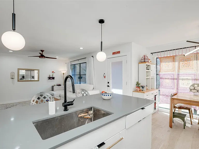 400 E 30th St #105 — Photo 15